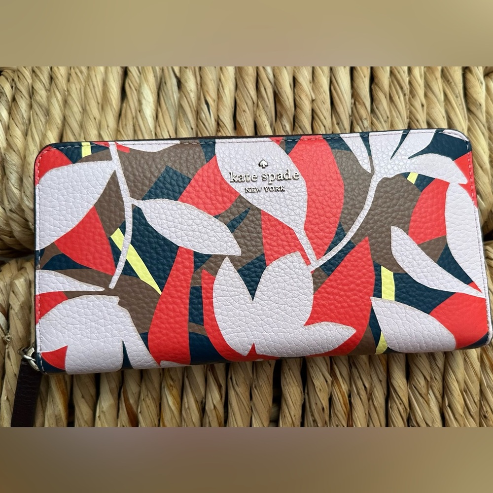 Kate Spade leather print Zip Wallet New Condition
